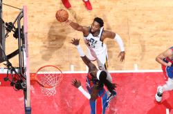 九游游戏中心500w远射探照灯