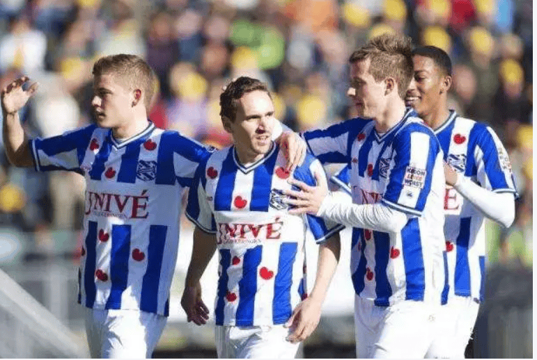 包含太狠了！那不勒斯赛后门线救险费耶诺德围绕意甲队长鼓劲，赛前犹他爵士备战德国杯的词条